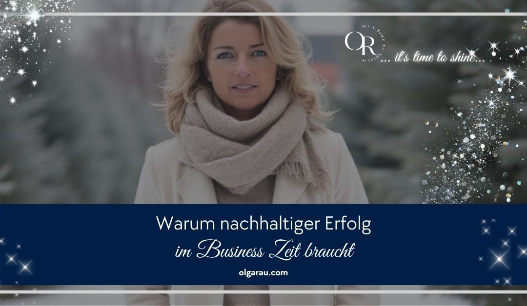 Weiter Weg in ruhiger Landschaft als Symbol für nachhaltigen Erfolg im Business